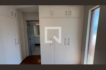 Casa à venda com 450m², 4 quartos e 4 vagas Casa à venda com 450m², 4 quartos e 4 vagasCloset da suíte 2