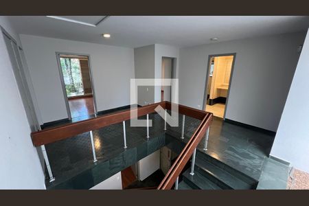 Casa à venda com 450m², 4 quartos e 4 vagas Casa à venda com 450m², 4 quartos e 4 vagasLiving