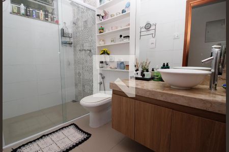 Casa à venda com 300m², 5 quartos e 2 vagas Casa à venda com 300m², 5 quartos e 2 vagasBanheiro Social