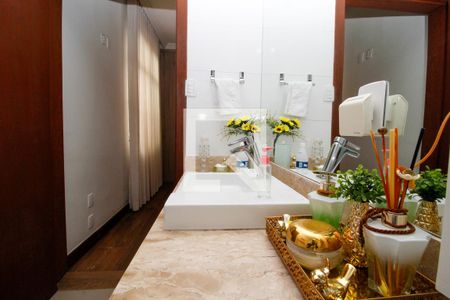 Casa à venda com 300m², 5 quartos e 2 vagas Casa à venda com 300m², 5 quartos e 2 vagasBanheiro/Quarto 2