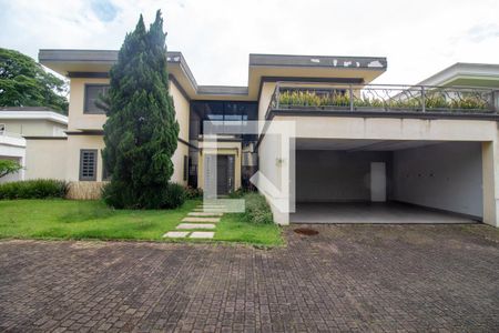 Casa à venda com 450m², 5 quartos e 3 vagasFachada / Garagem