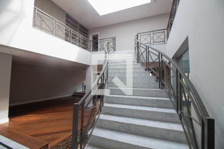 Casa à venda com 450m², 5 quartos e 3 vagasEscada
