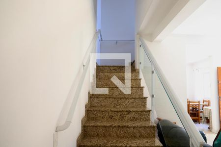 Casa à venda com 190m², 3 quartos e 2 vagas Casa à venda com 190m², 3 quartos e 2 vagasEscadas