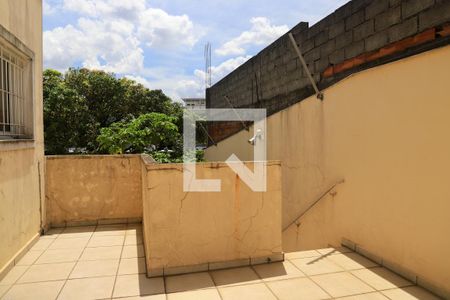 Casa à venda com 190m², 3 quartos e 2 vagas Casa à venda com 190m², 3 quartos e 2 vagasEscada Edícula