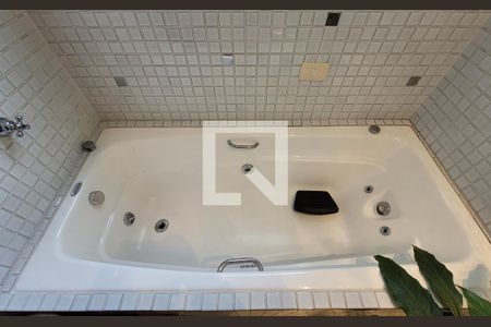 Casa à venda com 398m², 4 quartos e 7 vagasBanheiro da suíte