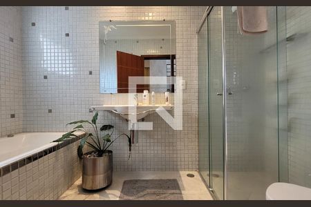 Casa à venda com 398m², 4 quartos e 7 vagasBanheiro da suíte