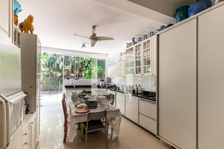 Casa à venda com 400m², 3 quartos e 10 vagas Casa à venda com 400m², 3 quartos e 10 vagasCozinha