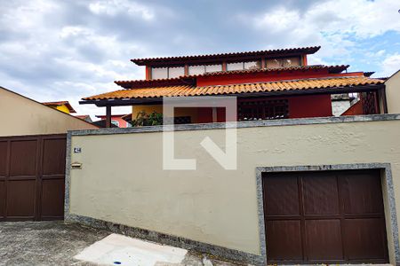 Casa à venda com 180m², 2 quartos e 2 vagas Casa à venda com 180m², 2 quartos e 2 vagasfachada