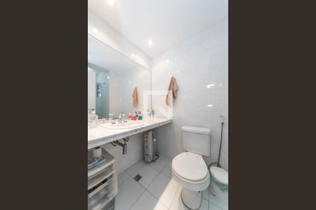 Apartamento à venda com 136m², 2 quartos e 2 vagas Apartamento à venda com 136m², 2 quartos e 2 vagasBanheiro da Suíte 1