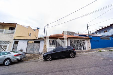 Casa à venda com 152m², 3 quartos e 2 vagas Casa à venda com 152m², 3 quartos e 2 vagasFachada