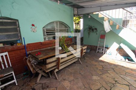 Casa à venda com 290m², 5 quartos e 4 vagas Casa à venda com 290m², 5 quartos e 4 vagasVaranda