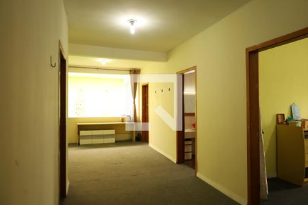 Casa à venda com 330m², 6 quartos e 5 vagasEspaço entre quartos