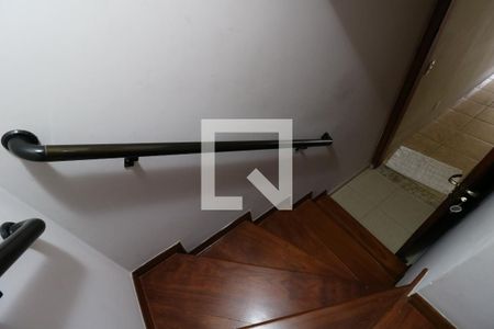 Casa à venda com 250m², 3 quartos e 4 vagasEscada para a garagem