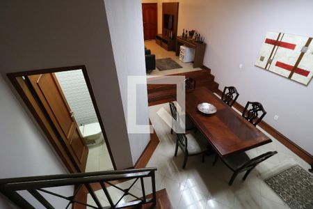 Casa à venda com 250m², 3 quartos e 4 vagasEscada para piso superior
