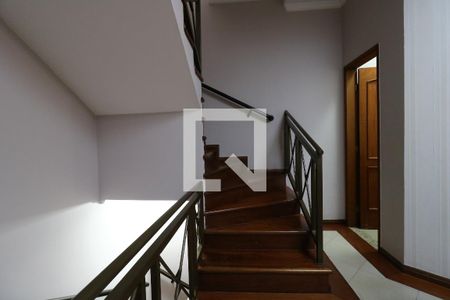 Casa à venda com 250m², 3 quartos e 4 vagasEscada para piso superior