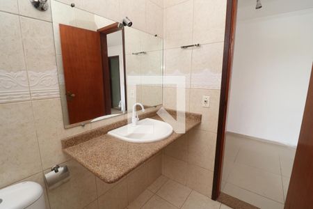 Casa de condomínio à venda com 300m², 3 quartos e 2 vagasBanheiro da Suíte 2