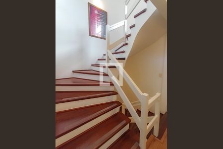 Casa de condomínio à venda com 404m², 3 quartos e 2 vagas Casa de condomínio à venda com 404m², 3 quartos e 2 vagasEscada