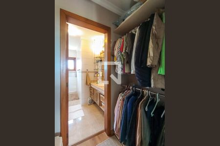 Casa de condomínio à venda com 404m², 3 quartos e 2 vagas Casa de condomínio à venda com 404m², 3 quartos e 2 vagasCloset da Suíte