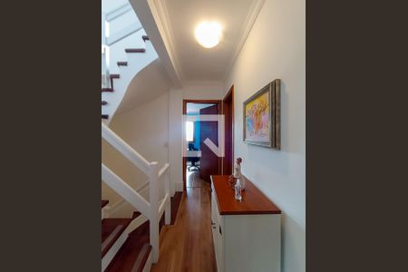 Casa de condomínio à venda com 404m², 3 quartos e 2 vagas Casa de condomínio à venda com 404m², 3 quartos e 2 vagasEscada