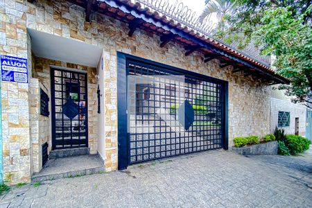 Casa à venda com 365m², 4 quartos e 4 vagasFachada