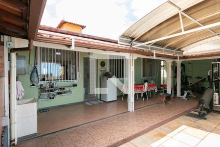 Casa à venda com 420m², 5 quartos e 4 vagas Casa à venda com 420m², 5 quartos e 4 vagasVaranda