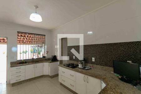 Casa à venda com 420m², 5 quartos e 4 vagas Casa à venda com 420m², 5 quartos e 4 vagasCozinha