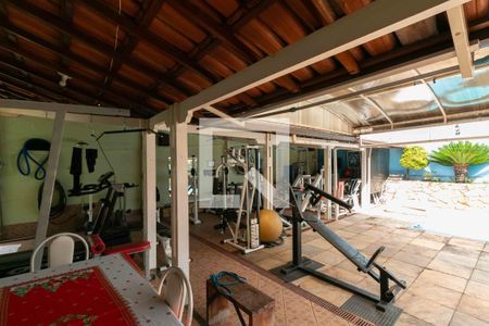 Casa à venda com 420m², 5 quartos e 4 vagas Casa à venda com 420m², 5 quartos e 4 vagasVaranda