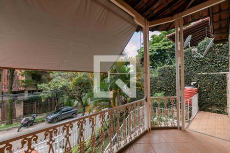 Casa à venda com 420m², 5 quartos e 4 vagas Casa à venda com 420m², 5 quartos e 4 vagasVaranda