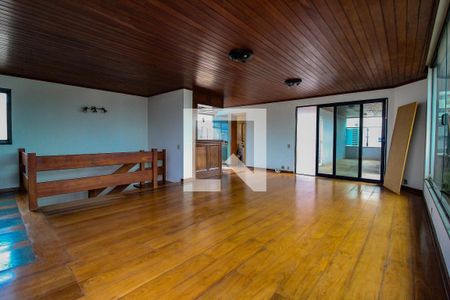 Apartamento à venda com 300m², 3 quartos e 4 vagas Apartamento à venda com 300m², 3 quartos e 4 vagasSala de TV