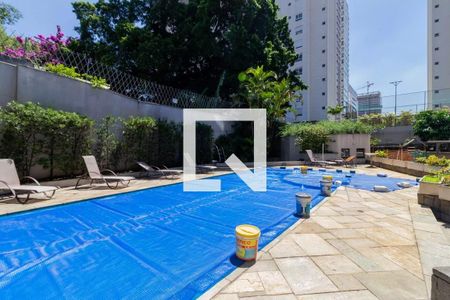 Apartamento à venda com 300m², 3 quartos e 4 vagas Apartamento à venda com 300m², 3 quartos e 4 vagasÁrea comum - Piscina