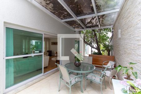 Casa à venda com 413m², 5 quartos e 3 vagas Casa à venda com 413m², 5 quartos e 3 vagasVaranda