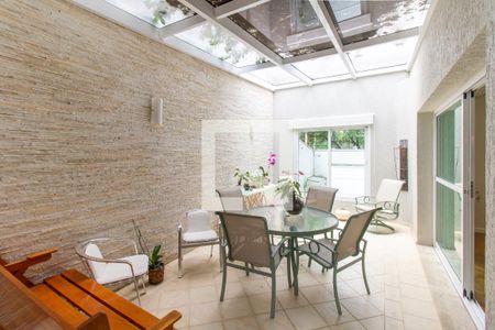 Casa à venda com 413m², 5 quartos e 3 vagas Casa à venda com 413m², 5 quartos e 3 vagasVaranda