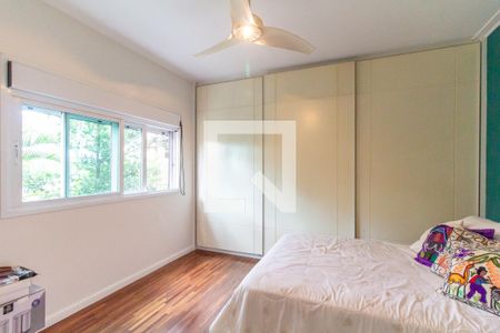 Casa à venda com 413m², 5 quartos e 3 vagas Casa à venda com 413m², 5 quartos e 3 vagasQuarto 2 - Suíte