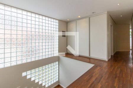 Casa à venda com 413m², 5 quartos e 3 vagas Casa à venda com 413m², 5 quartos e 3 vagasEscada