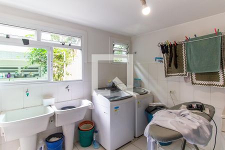 Casa à venda com 413m², 5 quartos e 3 vagas Casa à venda com 413m², 5 quartos e 3 vagasÁrea de Serviço