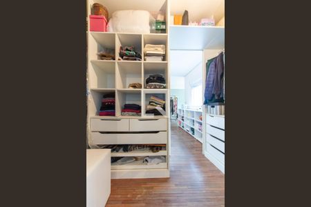 Casa à venda com 413m², 5 quartos e 3 vagas Casa à venda com 413m², 5 quartos e 3 vagasCloset da suíte 5