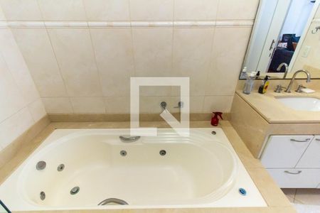 Casa à venda com 413m², 5 quartos e 3 vagas Casa à venda com 413m², 5 quartos e 3 vagasBanheiro da Suíte 1