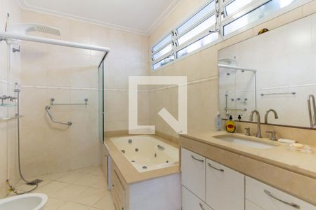 Casa à venda com 413m², 5 quartos e 3 vagas Casa à venda com 413m², 5 quartos e 3 vagasBanheiro da Suíte 1