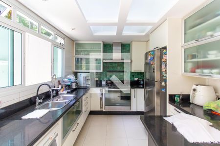 Casa à venda com 413m², 5 quartos e 3 vagas Casa à venda com 413m², 5 quartos e 3 vagasCozinha