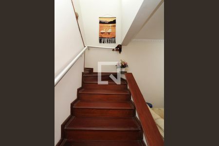 Casa à venda com 280m², 4 quartos e 5 vagasEscada