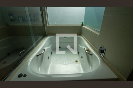 Casa de condomínio à venda com 657m², 5 quartos e 3 vagas Casa de condomínio à venda com 657m², 5 quartos e 3 vagasBanheiro da Suíte 3