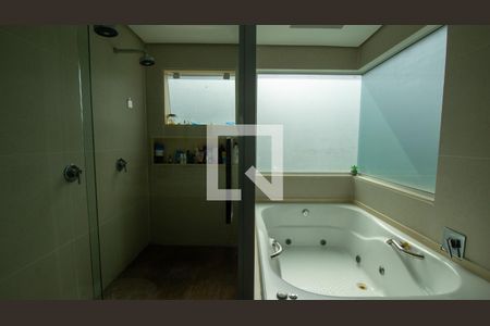 Casa de condomínio à venda com 657m², 5 quartos e 3 vagas Casa de condomínio à venda com 657m², 5 quartos e 3 vagasBanheiro da Suíte 3