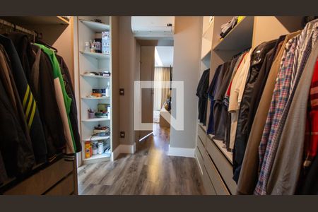 Casa de condomínio à venda com 657m², 5 quartos e 3 vagas Casa de condomínio à venda com 657m², 5 quartos e 3 vagasCloset da Suíte 3