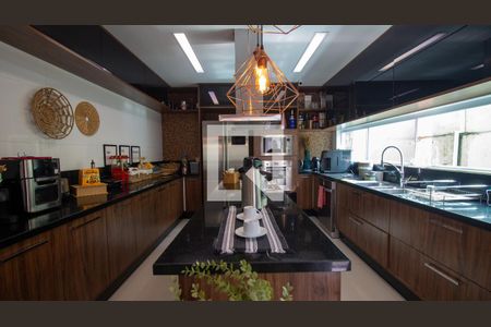 Casa de condomínio à venda com 657m², 5 quartos e 3 vagas Casa de condomínio à venda com 657m², 5 quartos e 3 vagasCozinha