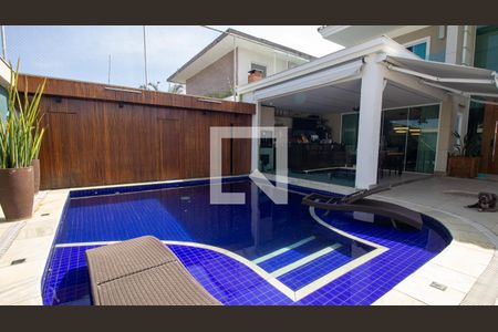 Casa de condomínio à venda com 657m², 5 quartos e 3 vagas Casa de condomínio à venda com 657m², 5 quartos e 3 vagasPiscina