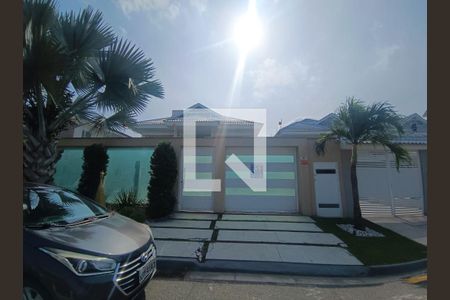 Casa de condomínio à venda com 657m², 5 quartos e 3 vagas Casa de condomínio à venda com 657m², 5 quartos e 3 vagasFachada da Casa
