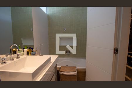 Casa de condomínio à venda com 657m², 5 quartos e 3 vagas Casa de condomínio à venda com 657m², 5 quartos e 3 vagasBanheiro da Suíte 2