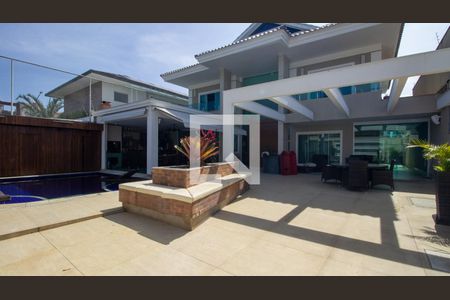 Casa de condomínio à venda com 657m², 5 quartos e 3 vagas Casa de condomínio à venda com 657m², 5 quartos e 3 vagasQuintal