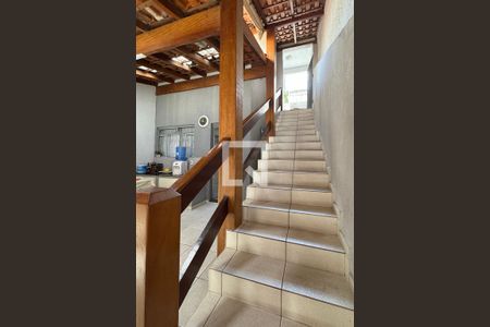 Casa à venda com 180m², 3 quartos e 2 vagasEscada