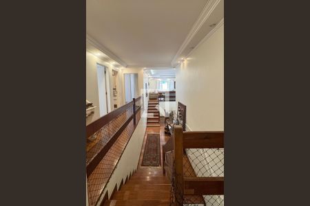 Casa de condomínio à venda com 360m², 4 quartos e 4 vagasEscada